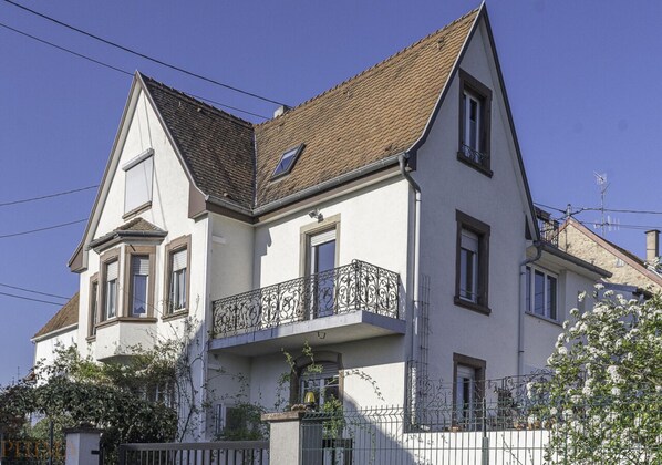 notre maison vue de la rue du colonel Pinot prévue pour le stationnement gratuit