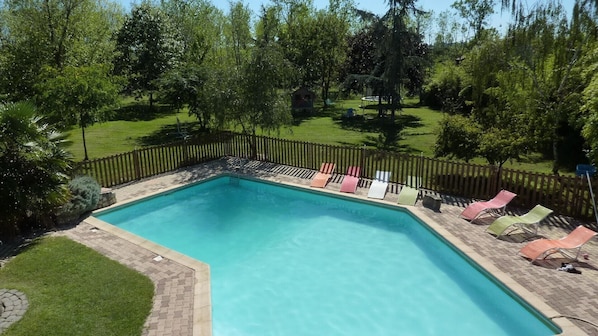 la piscine sécurisée(6m x 12m) et le parc