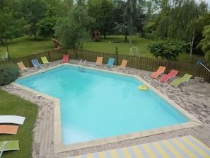 piscine 6m x 12m entièrement protégée donnant sur le parc ;
