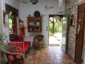 entrée de la maison : Le patio 