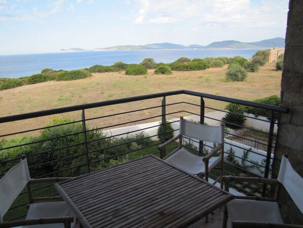 Vue sur la baie d'Alghero et le parc régional de Porto Conte depuis la terrasse.