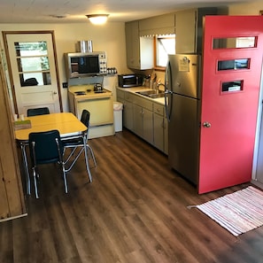 Refreshed kitchen w/stainless fridge, sink, vintage double oven & table set
