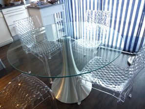 La table design en verre face Baie vitrée