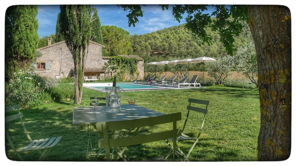 Mas du Grand Bausset pool area