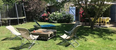 Jardin côté nord sans vis à vis, avec trampoline