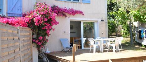 La terrasse vue du jardin.