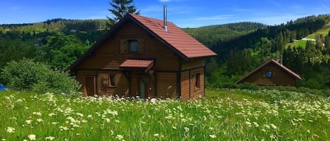 Le petit chalet dans la prairie !