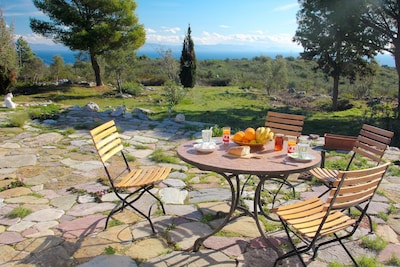 petit déjeuner en terrasse, au loin 
Elaphonissos et cythère.