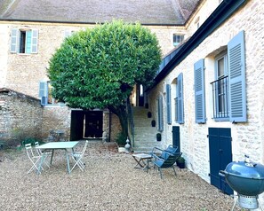 Large and nice private garden, surrounded by stone walls, BBQ, Outdoor furniture