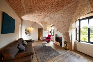 Nice sitting room - Very bright 