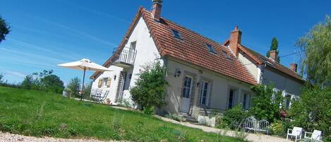 maison de campagne dans la prairie