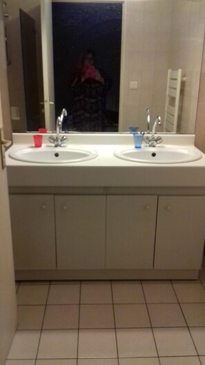 salle de bain 1 avec double vasque  et baignoire attenante à la chambre1
