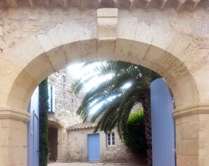 Le porche d'accueil