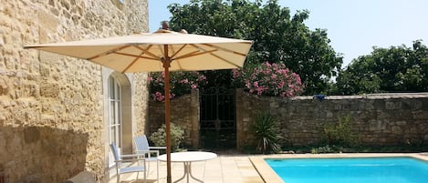 La terrasse de la piscine