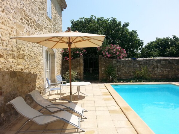 La terrasse de la piscine