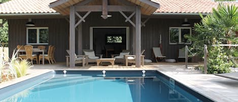 Piscine chauffée et sécurisée par un volet roulant