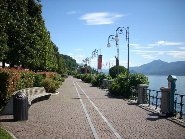 Die Passeggiata in Intra am Lago Maggiore entlang