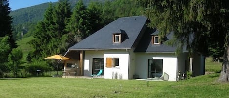 La façade sud-ouest du gîte avec ses deux terrasses ouvertes sur le jardin.