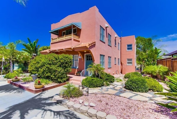Beuatiful Home Beautiful Location Near Park