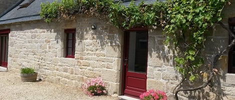 Entrée de la maison, cour de 400m2 clôturée (petit portail sur le côté)