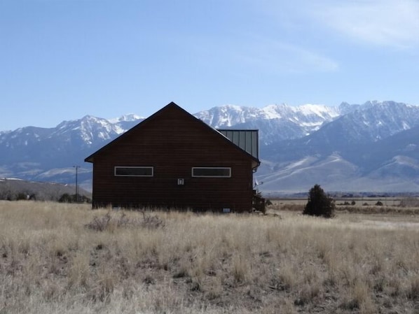 The Absaroka Mountain range is the guest house's backdrop.