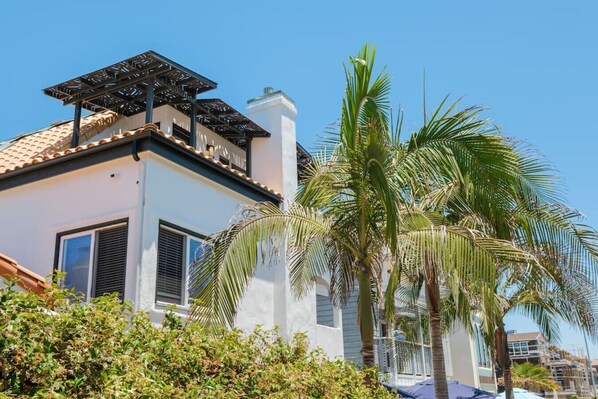 Beachy Keen Townhome on Jersey Court!
