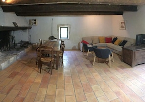 Location vacance MAUSSANE-LES-ALPILLES ferme a louer salon