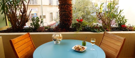 Petit apéritif sur une terrasse arborée.. Ultra romantique...