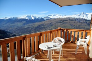 West balcony with view of the valley and Beaufortain