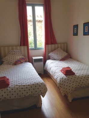 2nd floor bedroom with twin beds