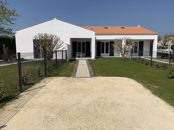 Lot 2 : Acces, place de stationnement et jardin. 