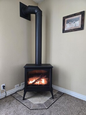 Propane gas fireplace for those chillier evenings.
