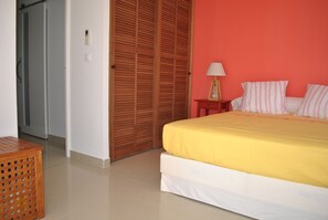 Placard de la chambre Corail, salle de bain sur la gauche