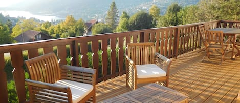 La terrasse jolie vue sur le lac et les montagnes