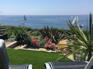 Vue de votre coin détente extérieur...Détendez vous et attendez bateaux...