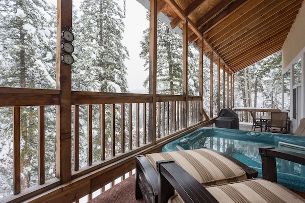 Large Deck with Hot Tub & Grill