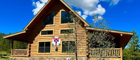 Alpine Grand Cabin with front and rear patios shown.  