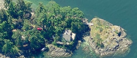 Coal Point. Main house (middle), guest cottage (left side), and private island.