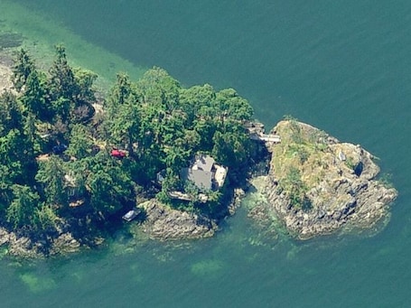 Coal Point. Main house (middle), guest cottage (left side), and private island.