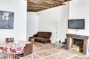 Living room : Dining table, Fireplace, sofa convertible