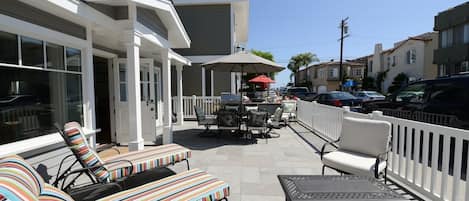 Large front patio, 4th house in from the bay.