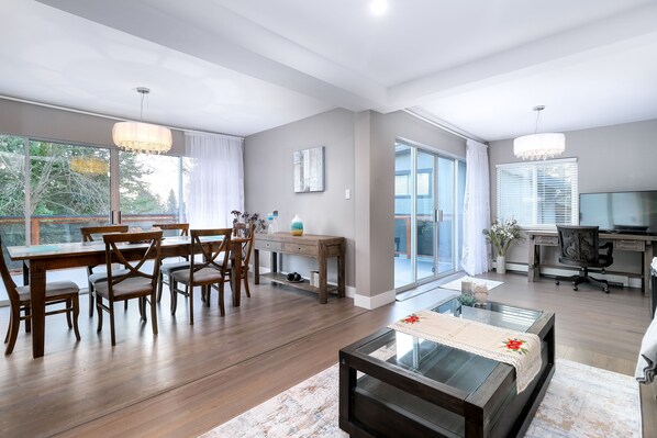 Open area dinning/living/den