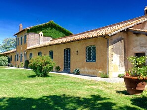 The front garden of Casale San Carlo