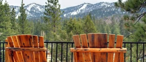 Great Views from this newer Moonridge Luxury Cabin