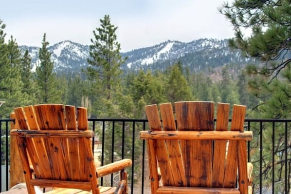 Great Views from this newer Moonridge Luxury Cabin