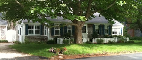 South Chatham Cottage, Two Minutes From Forest Beach