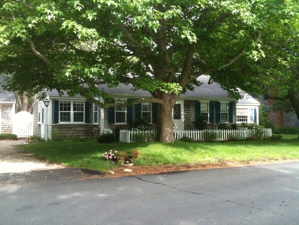 South Chatham Cottage, Two Minutes From Forest Beach