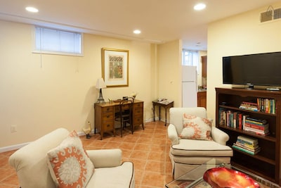 Sunny, Roomy Apt/Free Parking/Sleeps 5!