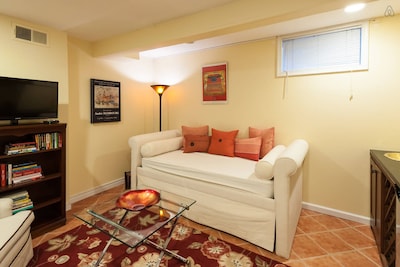 Sunny, Roomy Apt/Free Parking/Sleeps 5!