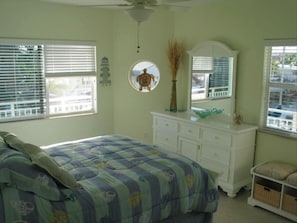 'Beach Room' South East Guest Room (Queen bed)